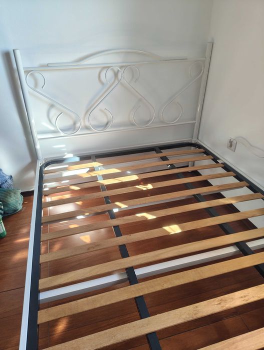 Cama casal branco com estrado