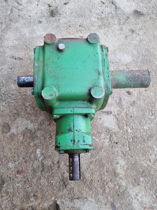 Przekładnia kątowa do rozrzutnika