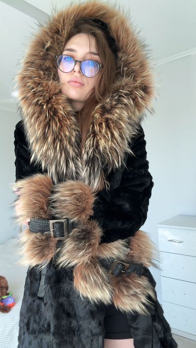 Розкішна норкова шуба з хутром єнота (комір та манжети)