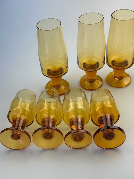 Kieliszki miodowe Sadowski betoniarki szkło kolorowe PRL 8 szt