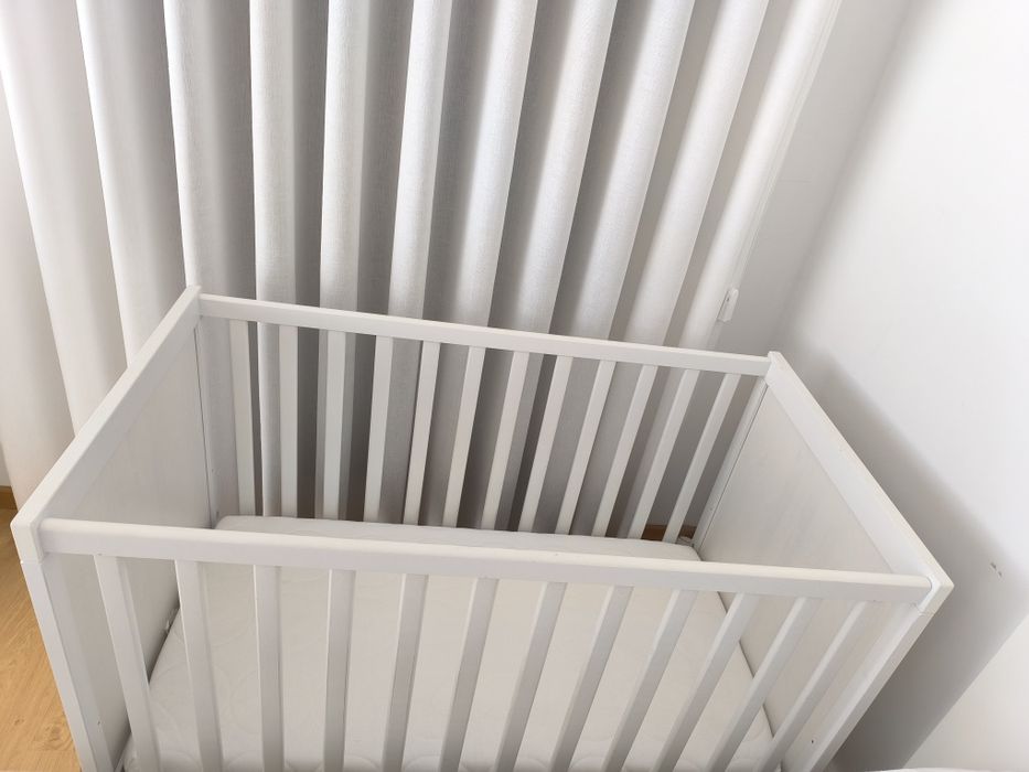 Berço IKEA Sundvik + colchão skönast + resguardos