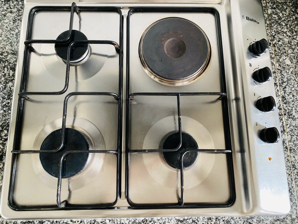 Placa de cozinha a gás com uma boca electrica