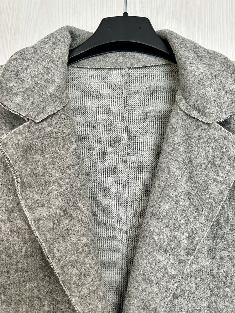 Класичне жіноче пальто сірого кольору