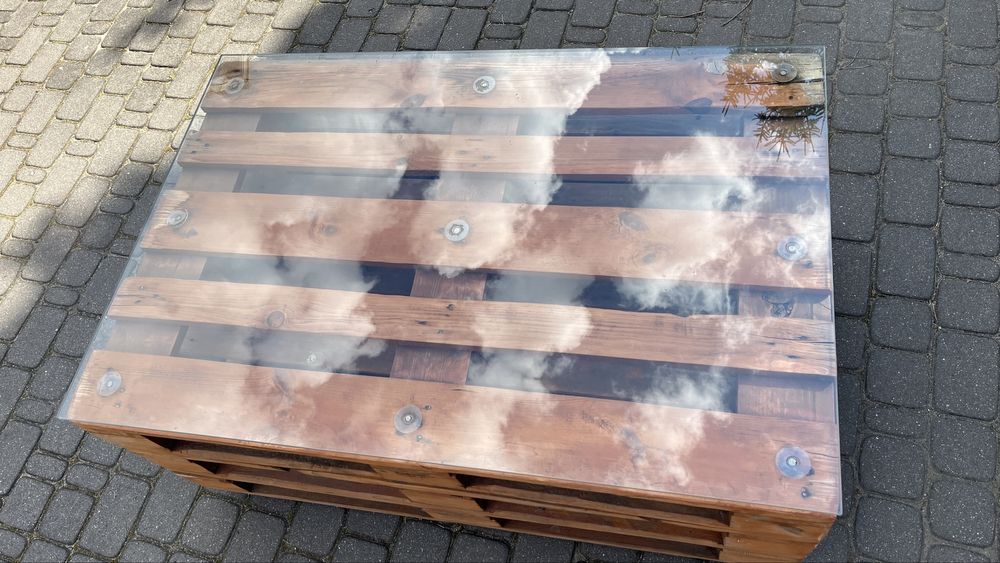 Stół z palet ogrodowy, solidny, na kółkach, z szybą