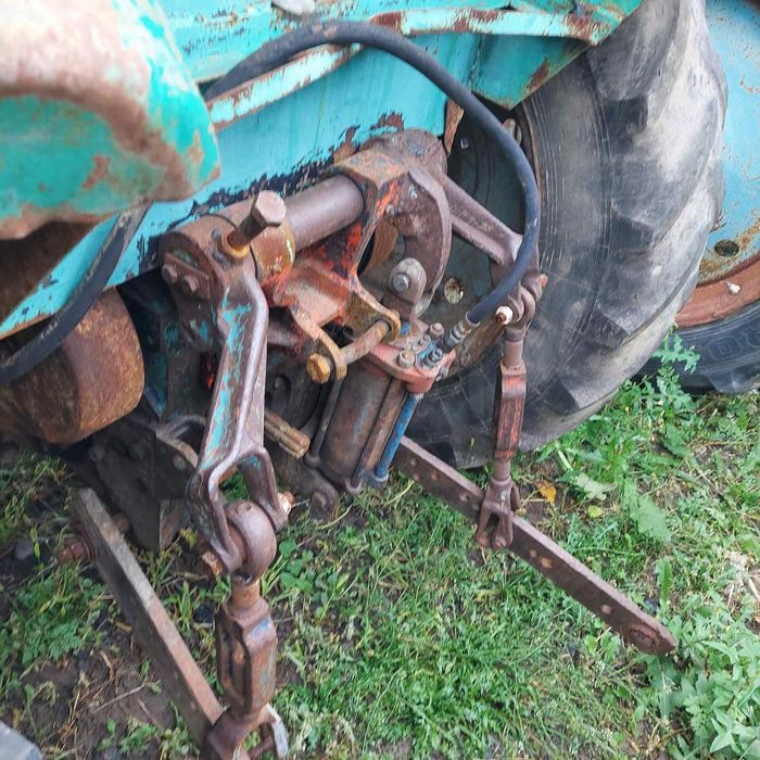 Трактор ЮМЗ 6 в робочему стані