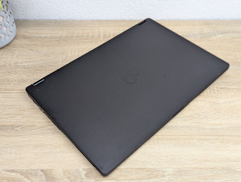 Продаю Fujitsu U758. 4ядра. Має сенсорний екран, підсвітку клавіатури.