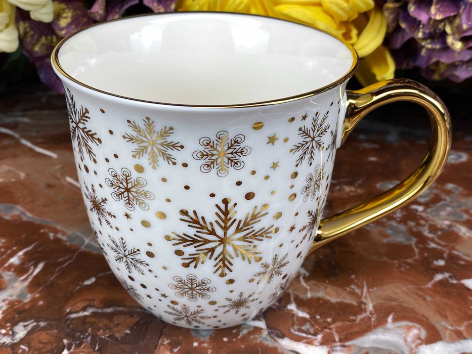 Duży "zimowy" porcelanowy kubek ze złotymi śnieżynkami - 580 ml #2