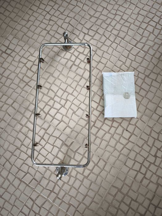 Estante metálica com prateleiras de vidro (dimensões na foto)