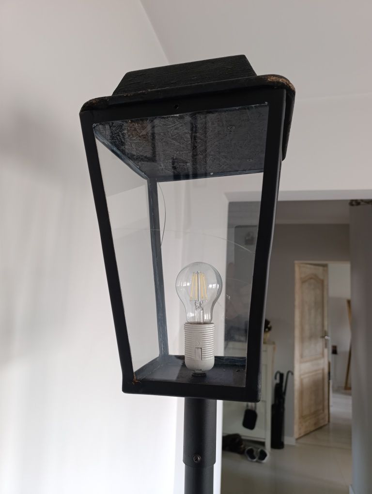 Sprzedam lampę oświetleniową.