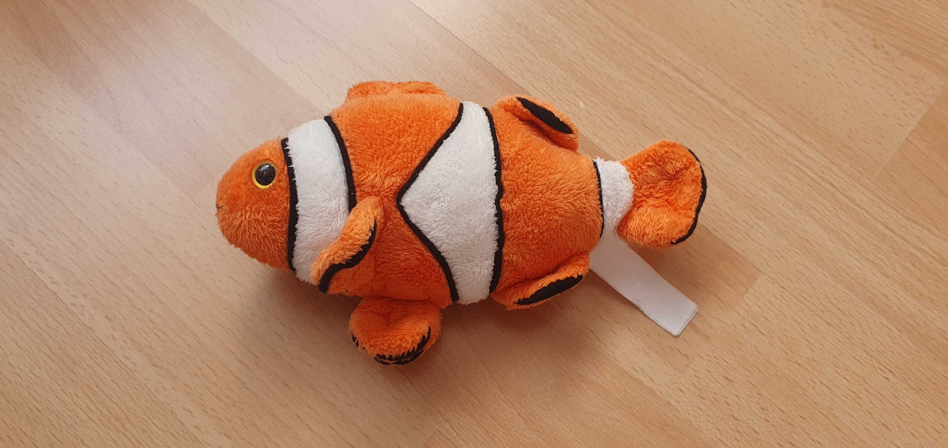 Dwie maskotki pluszaki rybki Nemo i Dora z bajki Gdzie jest Nemo