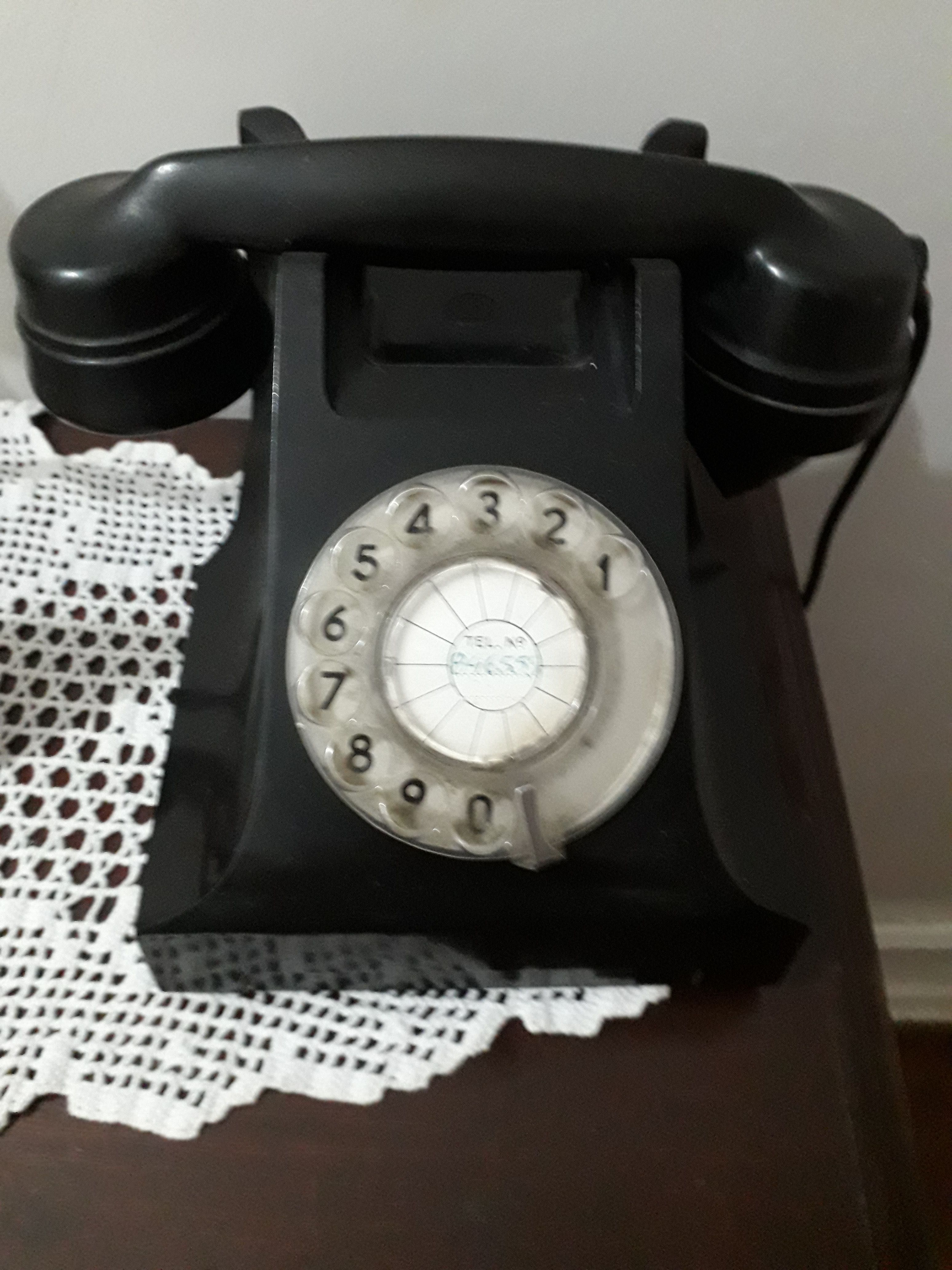 Telefone baquelite, relógio Timex, Azzaro, ferro antigo