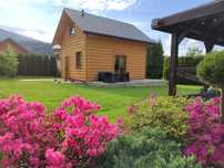 Domek w górach, nad jeziorem,