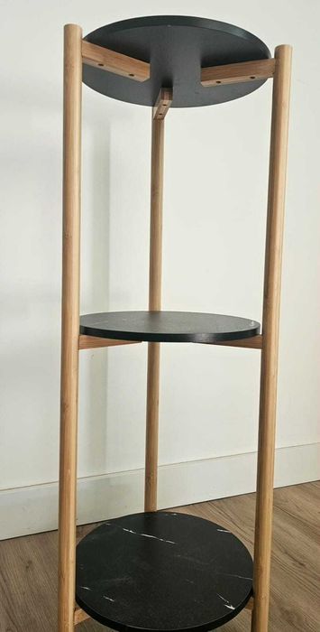 Estante com 03 prateleiras redondas com acabamento que imita mármore