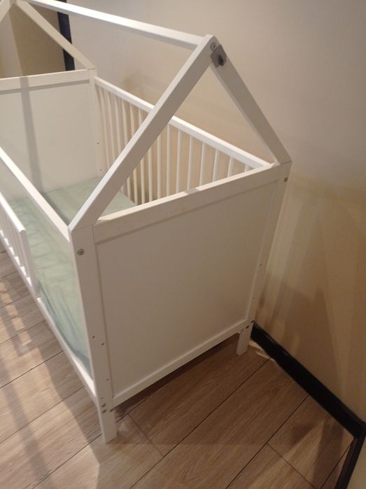 Łóżeczko domek 2w1 z funkcją wejścia dla malucha