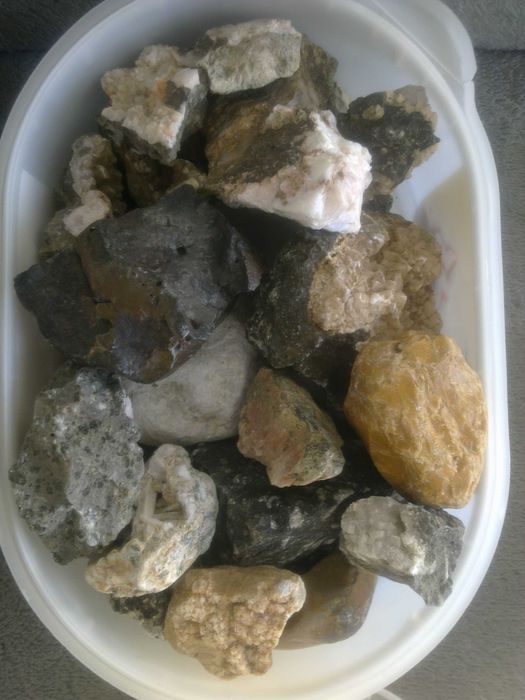 Kamienie szlachetne, minerały, kryształy.