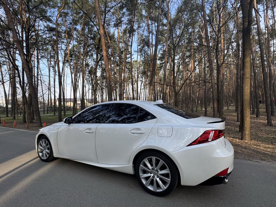 Lexus is 250 - офiцiйне авто,що дарує емоції!