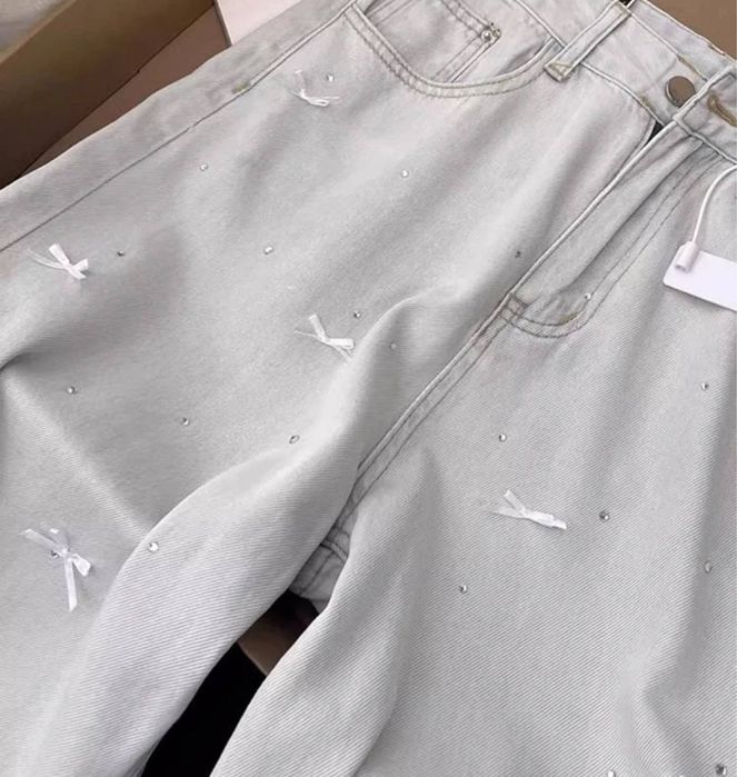 Світло-блакитні джинси