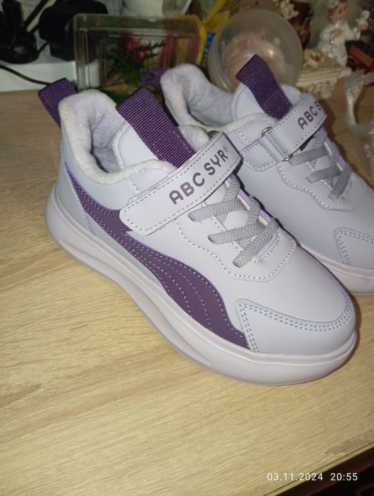 Кросівки , утеплені.