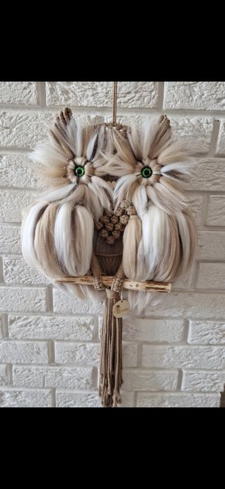 Beżowa sowa hand made makrama na prezent do salonu sypialni