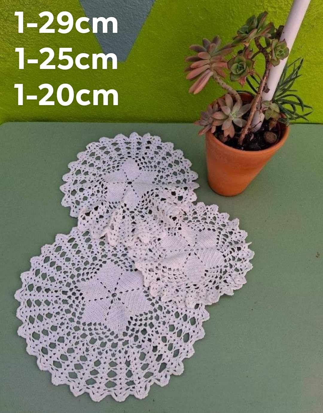 conjuntos de três naperons crochet Artesanal 
7.5 € cada conjunto 
(