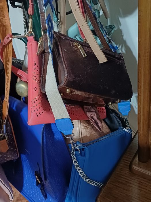 Várias malas, mochilas e pochetes