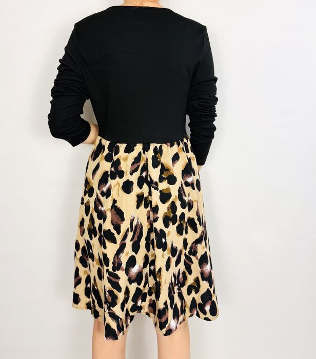 Czarna sukienka z dzianinową górą i rozkloszowanym dołem w panterkę