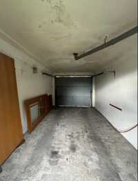 Garaż betonowy z bramą uchylną i tylnymi drzwiami