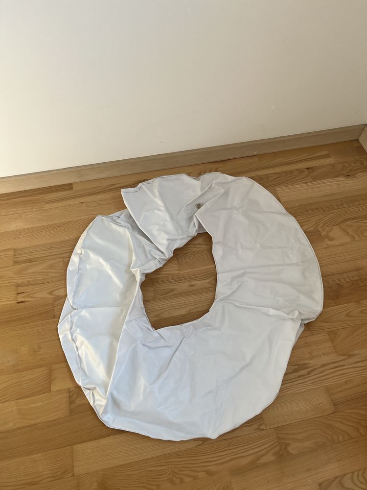 Białe dmuchane koło do basenu wody