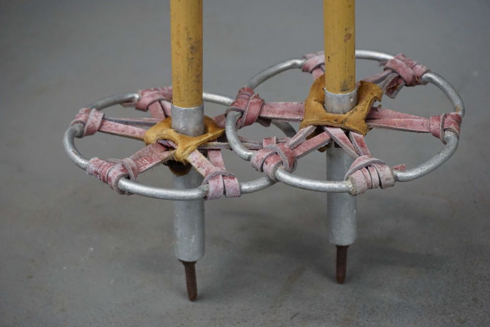 Zabytkowe drewniane narty z kijkami bambusowymi stare