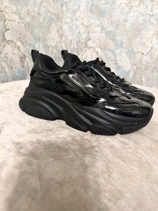 Продам жіночі кросівки