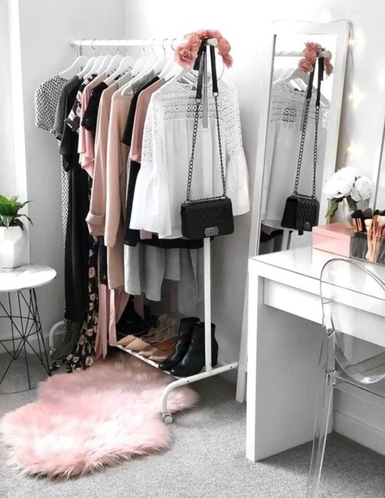 Напольна вішалка - стійка, містить колеса