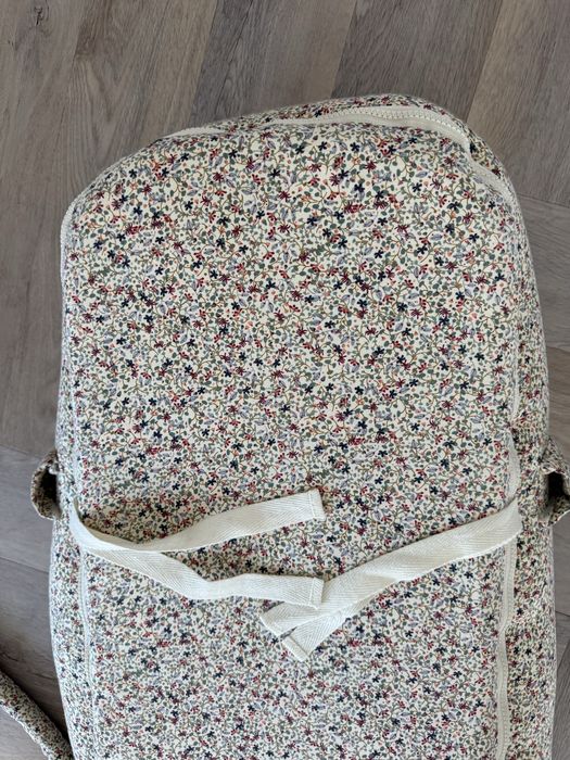 Konges Slojd kokon gniazdo niemowlece z pałąkiem na zabawki