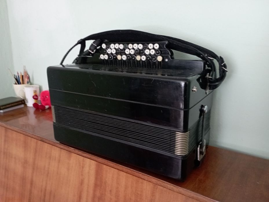 Продам цельнопланочный баян-бас.баян-бас.