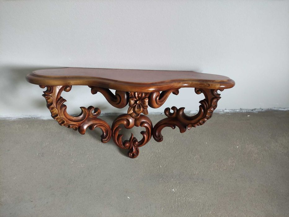 Półka pięknym zdobieniem