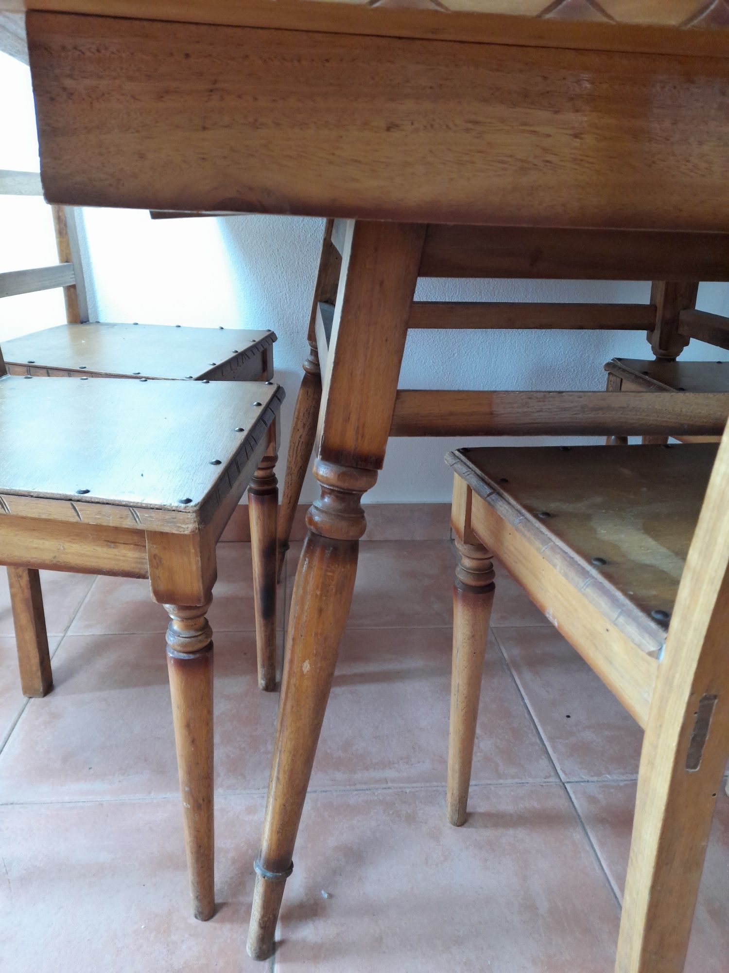 Mesa e cadeiras  antigas