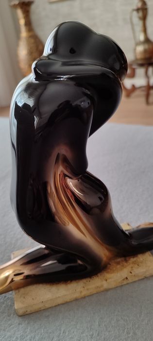 Estatueta o abraço da marca Galos em base de pedra