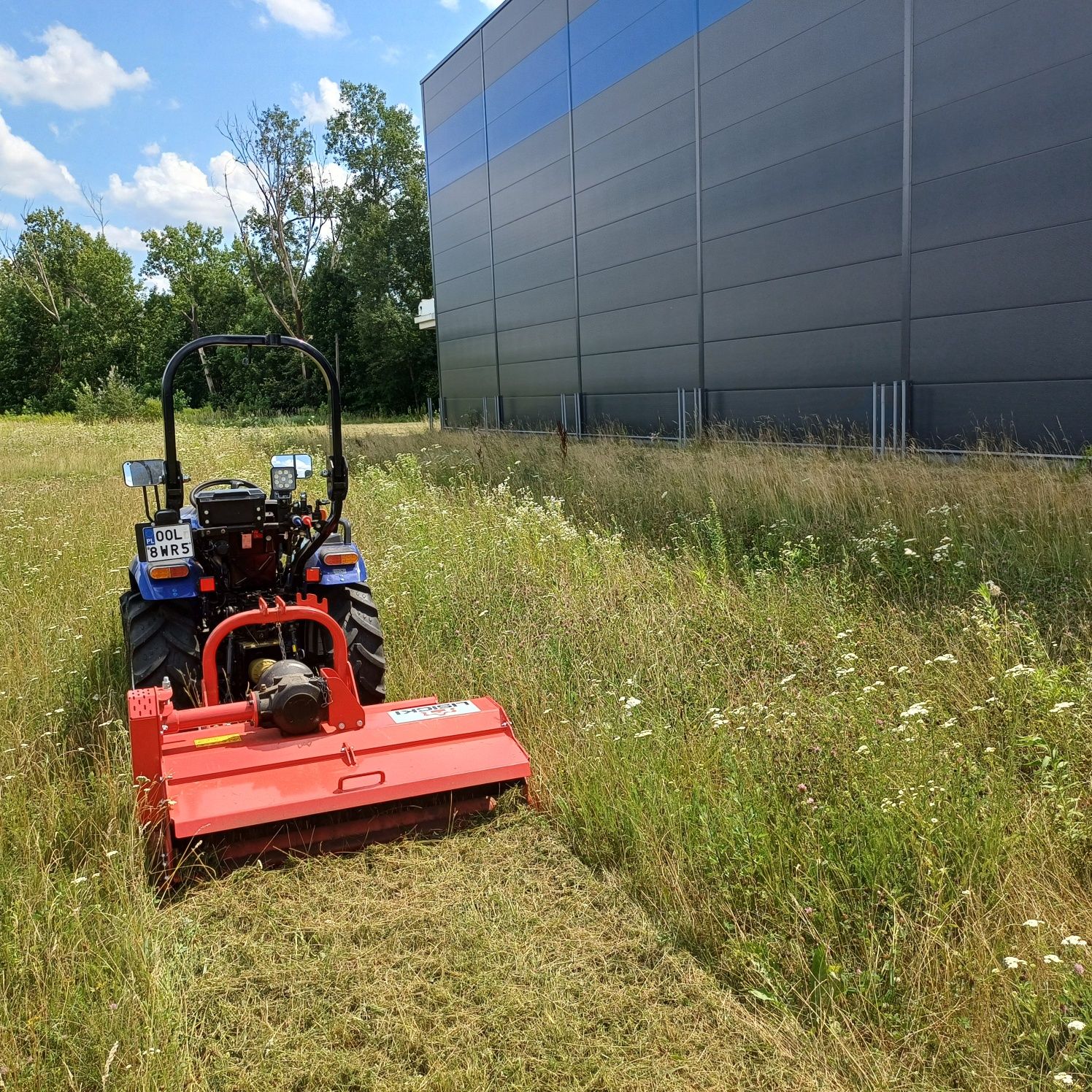 Koszenie traw zarośli farm fotowoltaicznych mulczer Faktura