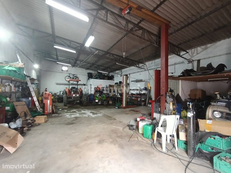Armazém com 187 m2, destinado a oficina ou serviços