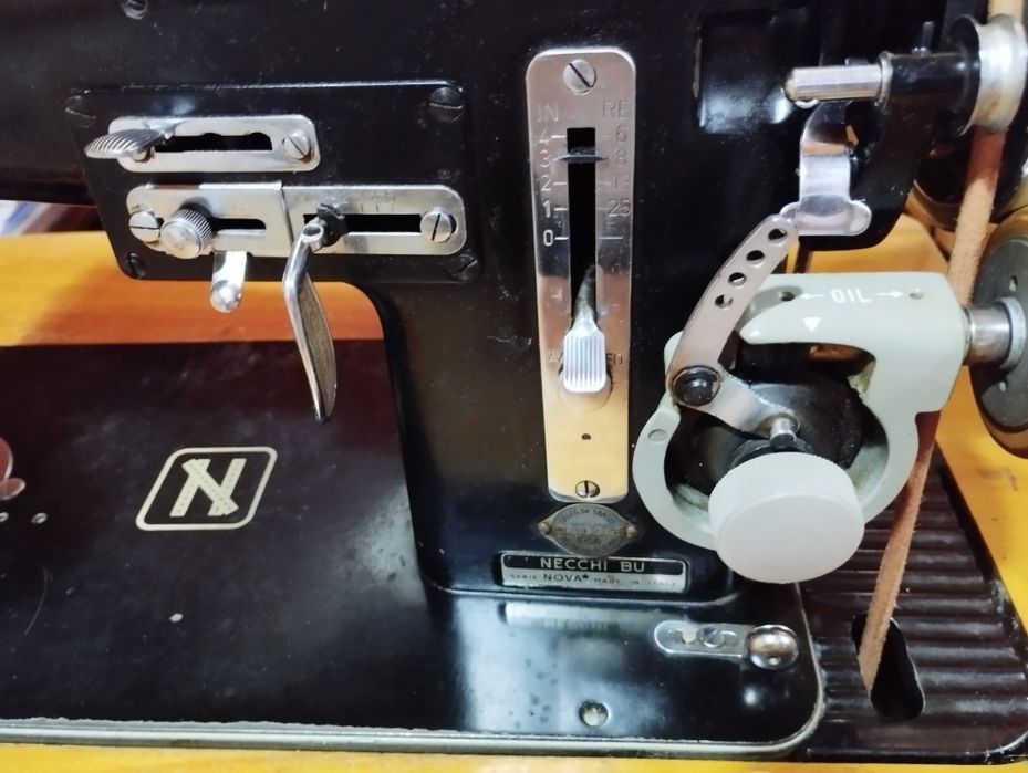 Máquina de costura, antiga , marca Necchi