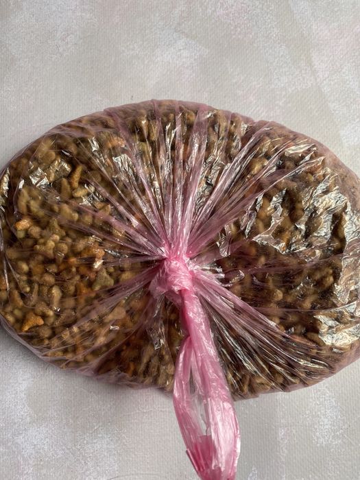 Сухий корм на вагу Club 4 Paws, Friskies, Whiskas