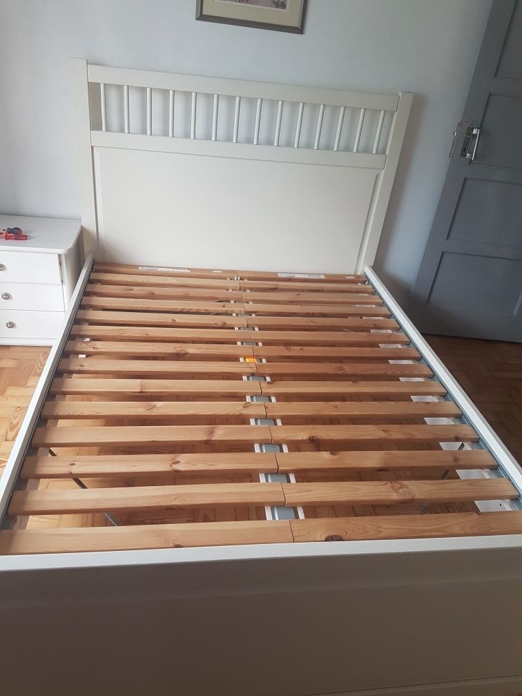 Cama de casal em madeira