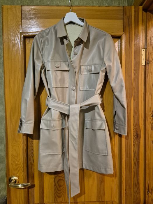 рубашка тренч короткий піджак бежевого кольору з еко шкіри