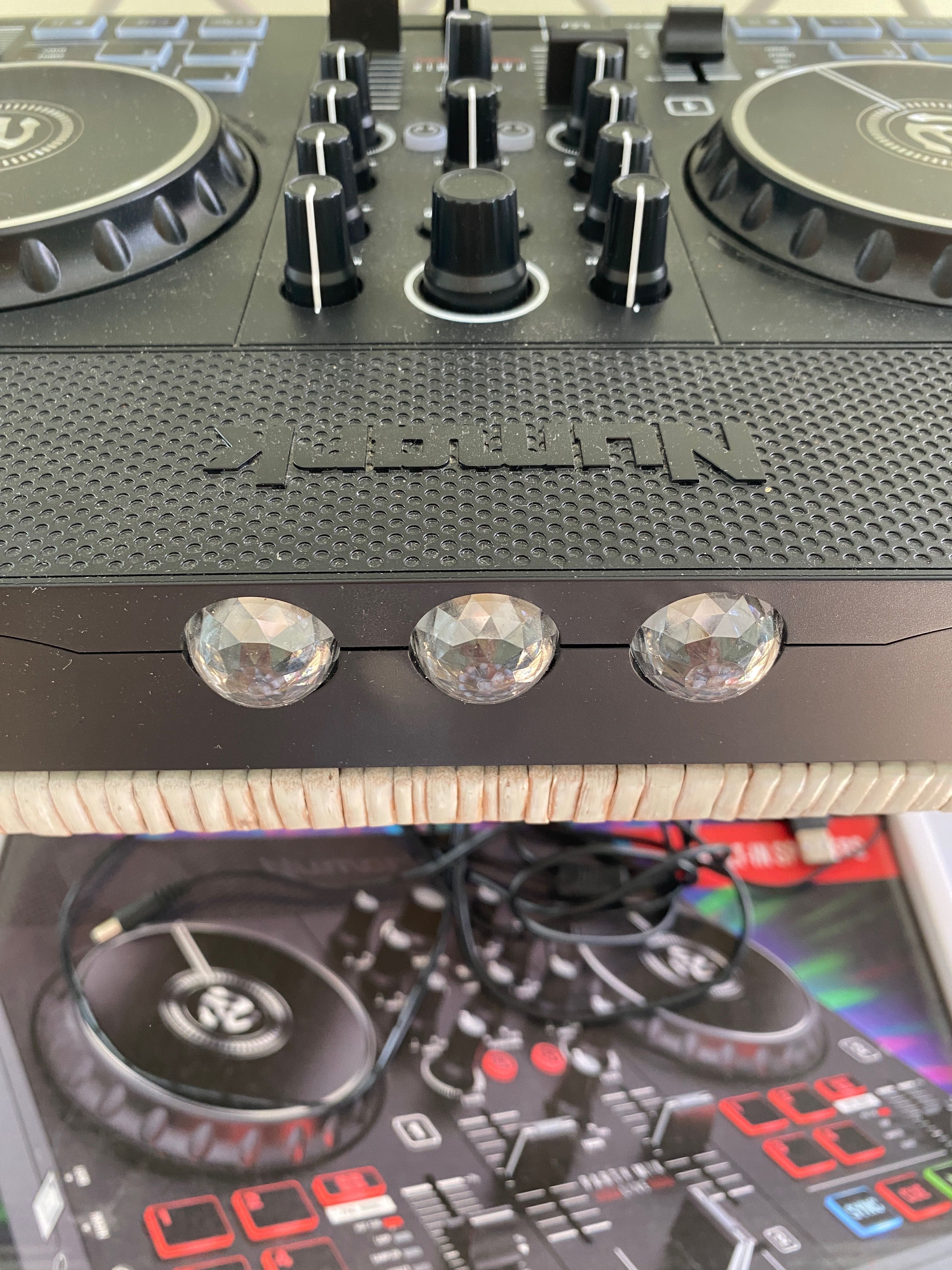 DJ controller NUMARK z wbudowanymi głośnikami i lampkami kolorowymi