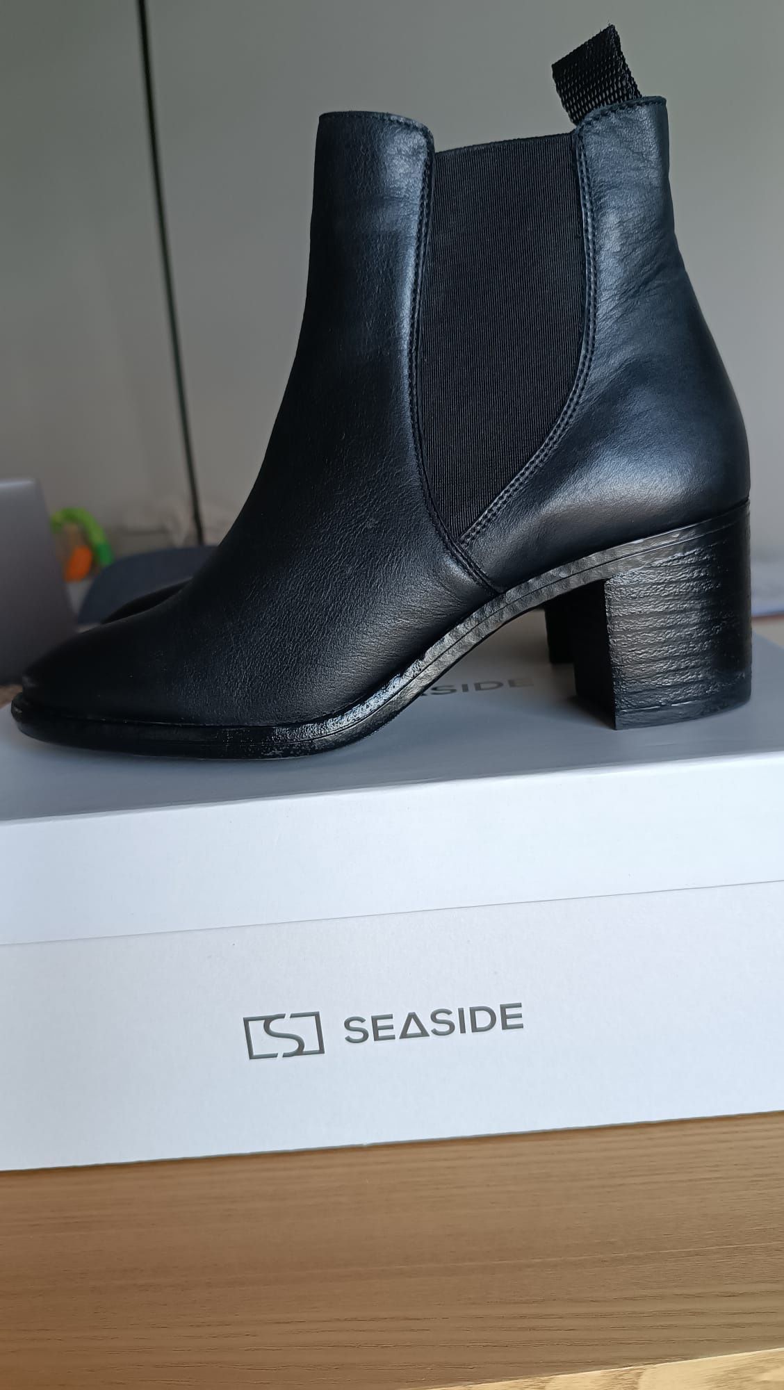 Botas pretas de salto da Seaside