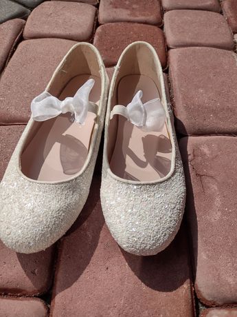 Białe błyszczące cekinowe buty balerinki