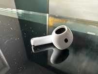 Prawa słuchawka Apple Airpods 4 z ANC