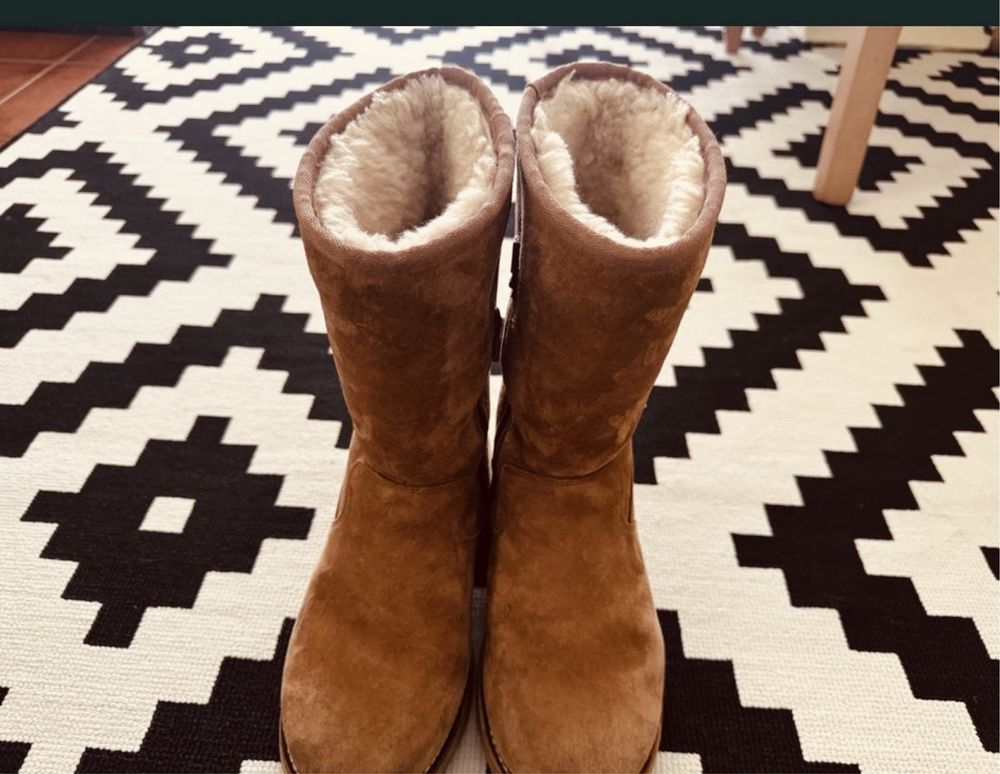 Botas UGG originais em pele   com pouco uso