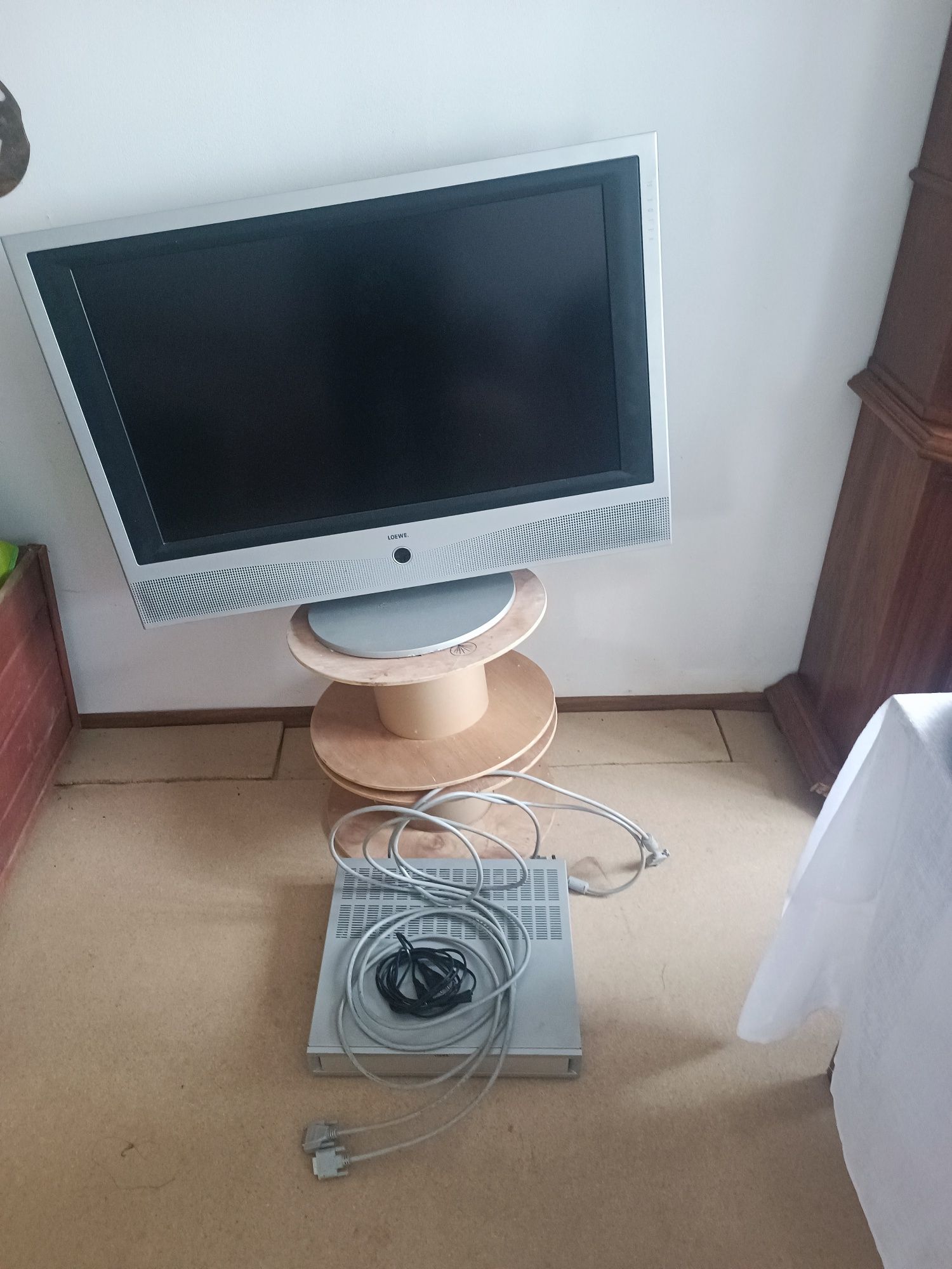 Telewizor na chodzie za quatropak.