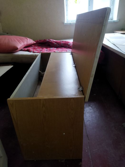 Продається дитячий стіл парта