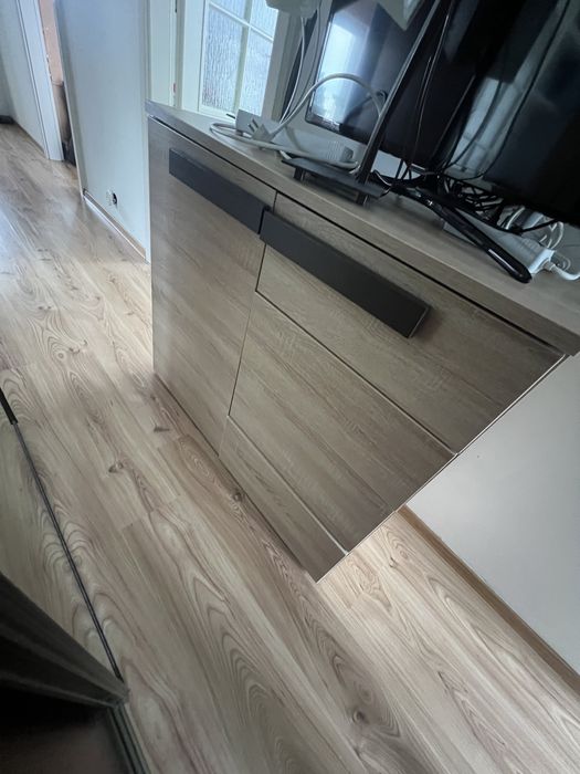 Komoda w kolorze jasnego drewna
